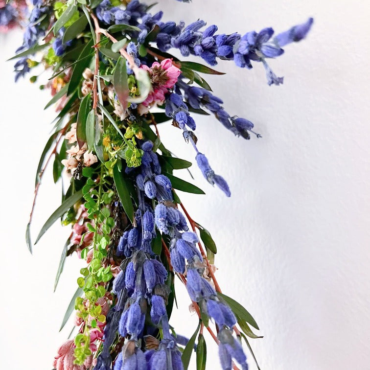 Detail věnce z drobných stabilizovaných květin