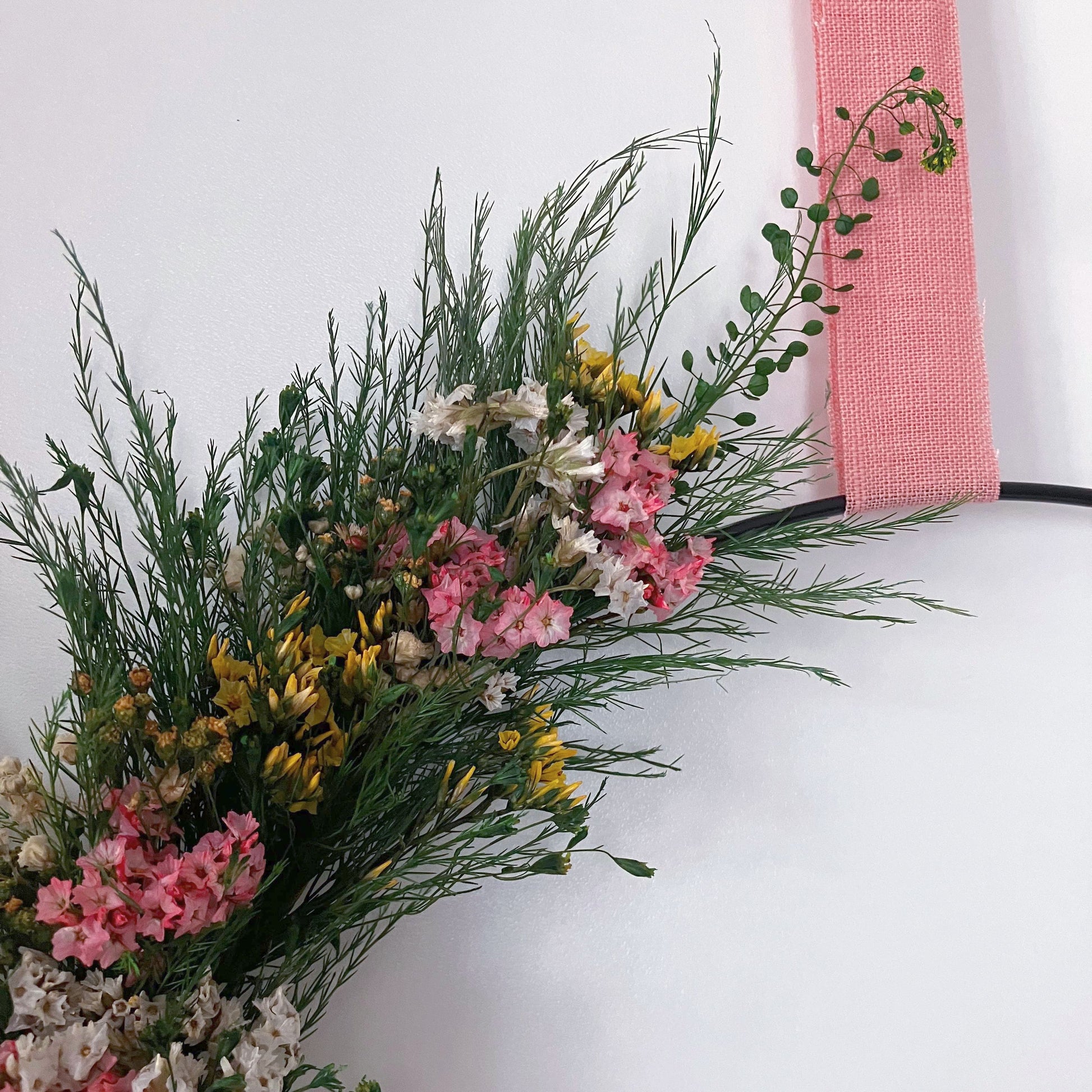 Věnec ze stabilizovaných květin Rozkvetlá louka, detail