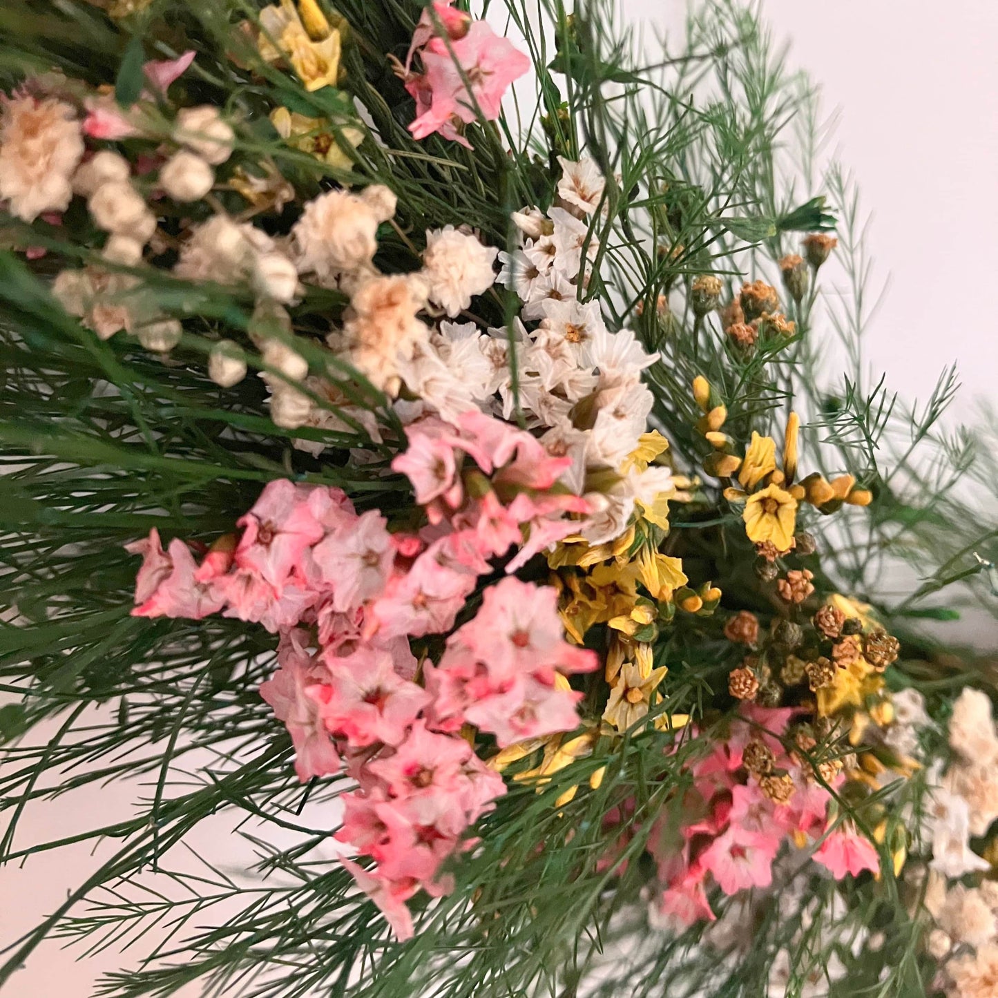 Věnec ze stabilizovaných květin Rozkvetlá louka, detail