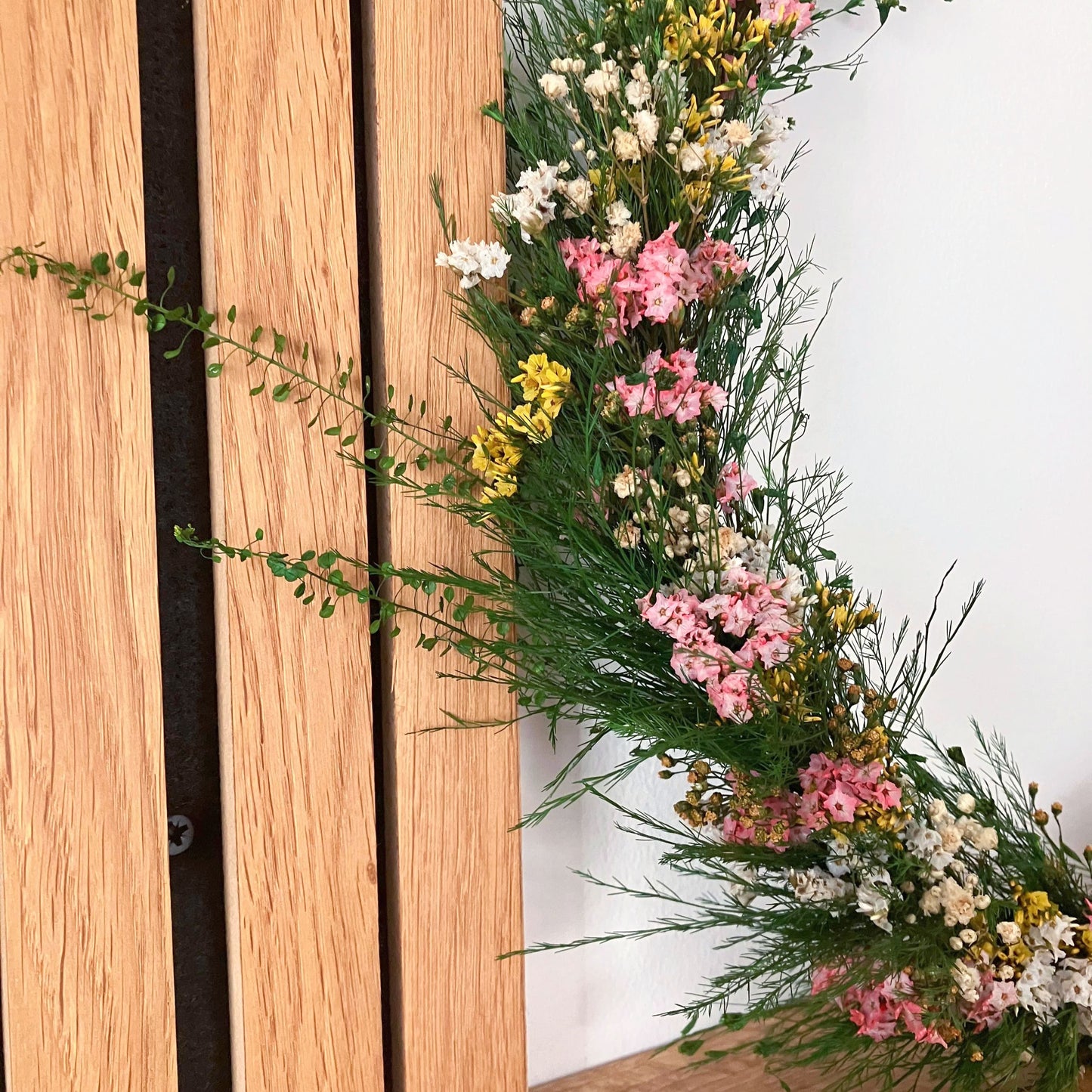 Věnec ze stabilizovaných květin Rozkvetlá louka, detail