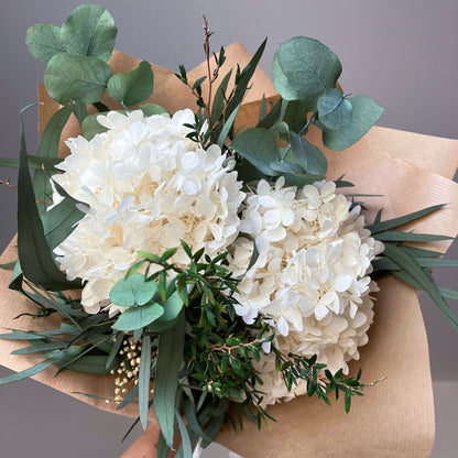 Kytice Zasněžená krajina ze stabilizovaných květin s hortenzií