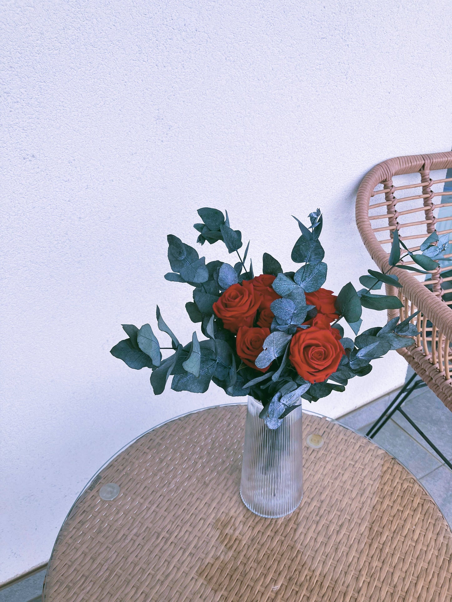 kytice ze stabilizovaných růží a eukalyptu