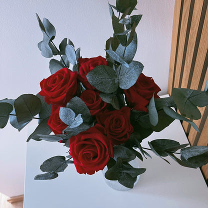 kytice ze stabilizovaných růží a eukalyptu