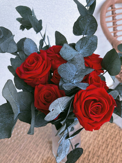 kytice ze stabilizovaných růží a eukalyptu